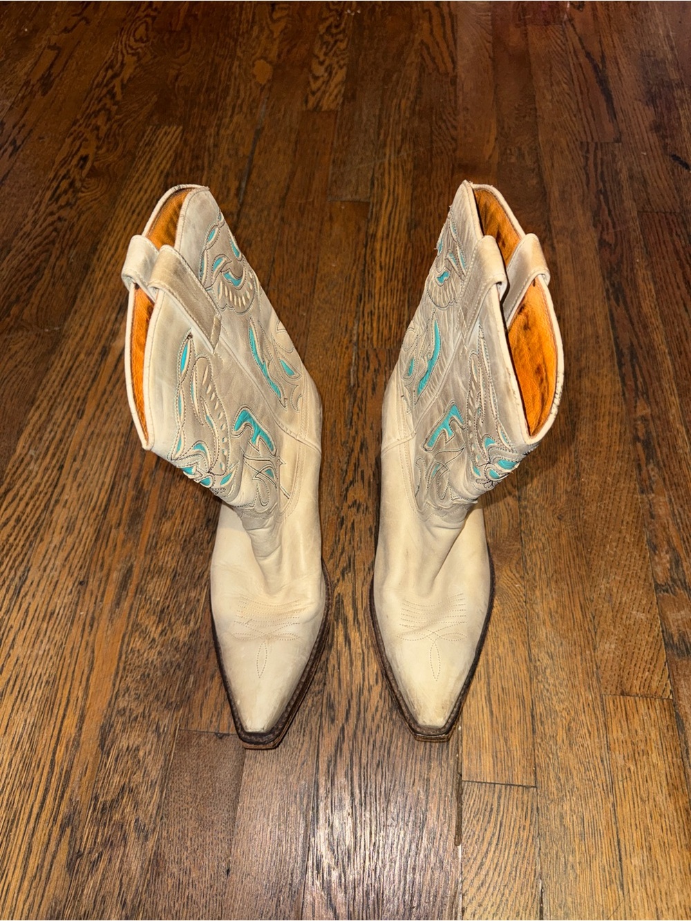 Frye EXTREMELY RARE Cream Leather Western Boots with Turquoise Embroidery - Picture 3 of 4